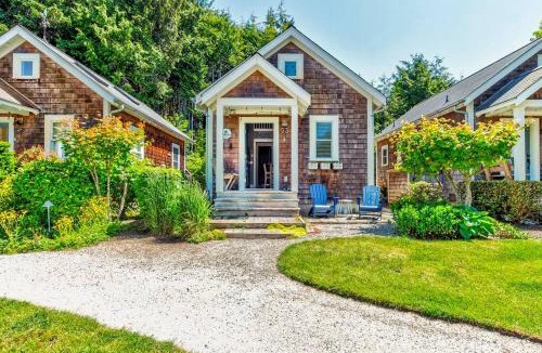 Seabrook House | Seabrook 2 Bedroom cottage with hot tub, pets OK