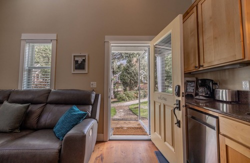 Seabrook House | Seabrook's Book at the Beach: Dog Friendly, Hot Tub!