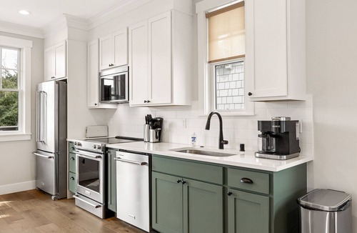 Seabrook House | Seabrook's Dragonfly Landing: Hot Tub & Dog Friendly!