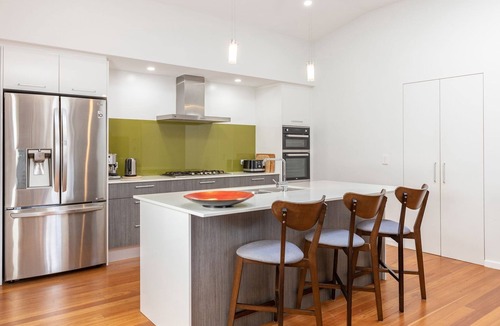 Elizabeth Beach House | Seaclusion . walk to the Beach, Lake or the The Recky!