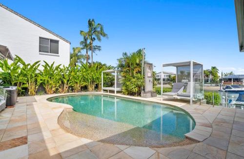 Bundall House | Seaclusion Waterfront Heated Spa and Pool