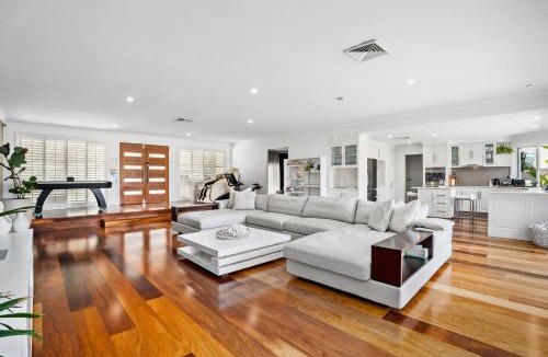 Bundall House | Seaclusion Waterfront Heated Spa and Pool