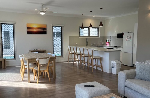 Rainbow Beach Apartment | Seadaze 1 - Rainbow Beach. Gorgeous unit close to the beach. Aircon. Pool. Wifi