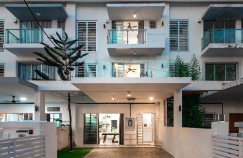 Bayan Lepas House | Seafront 5BR Landed Home 14 Pax with Ocean Seaview & Netflix WiFi