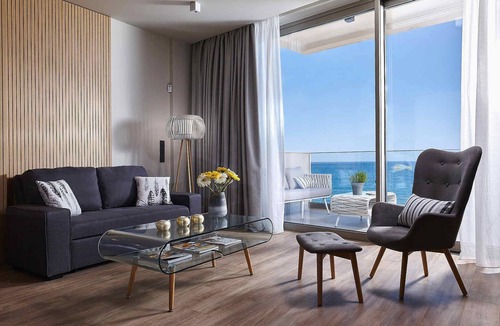 Hersonissos Centre Apartment | Seafront Apt Studio with Seaview, infinity pool, beachfront