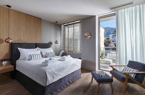 Hersonissos Centre Apartment | Seafront Apt,central & quiet, infinity pool next to the sea