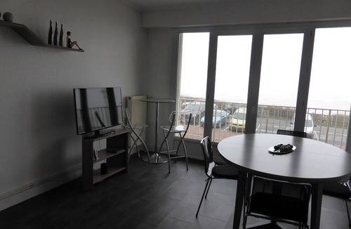 Les Sables d'Olonne Apartment | Seafront Apartment in Les Sables-d'Olonne – Renovated, 4 Guests, Balcony, Near Beach & Thalassotherapy