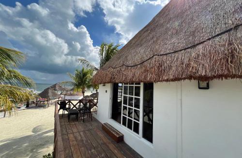 Zona Hotelera Apartment | Seafront Beach Shack