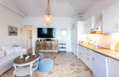 Petalidi Apartment | Seafront Evi's Hideaway - Petalidi Cozy Nest