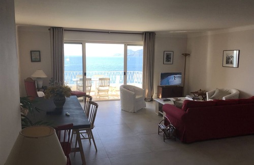 Le Suquet Apartment | Seafront, panoramic view of Cannes bay, top floor terrace