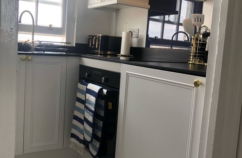 Brighton City Centre Apartment | ⭐️Seafront Sanctuary - art deco studio apartment with stunning city & sea views⭐️