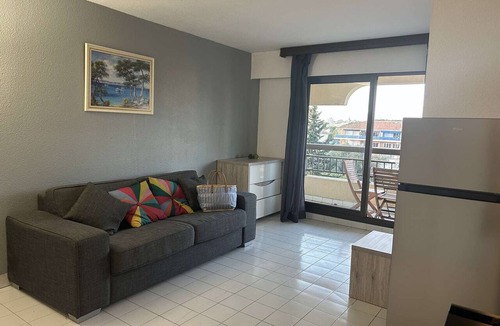 Frejus Plage Apartment | Seafront Studio Cabin, Sleeps 4, Terrace, 3rd Flr, 200m to Port Fréjus, Cleaning Included
