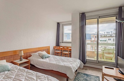 Biarritz Apartment | Seafront Studio with Pool in Biarritz