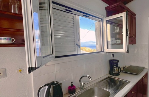 Avlakia Apartment | Seafront studio with terrace