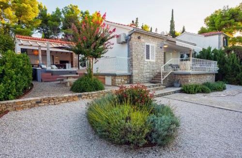 Sutivan Villa | Seafront Villa de Finis