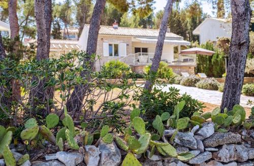 Sutivan Villa | Seafront Villa de Finis