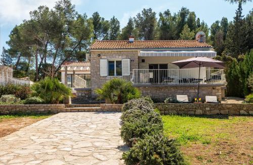 Sutivan Villa | Seafront Villa de Finis