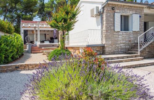 Sutivan Villa | Seafront Villa de Finis