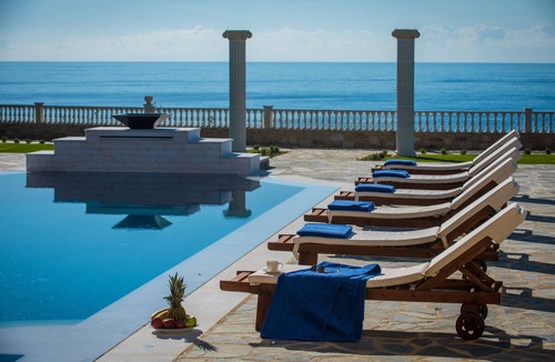 Ferma Villa | Seafront VIlla Kastello Kalliste | 8 bedrooms | 8 bathrooms