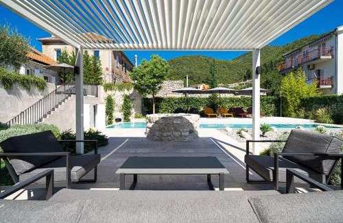 Tomicici House | Seafront villa with private pool !
