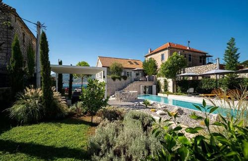 Tomicici House | Seafront villa with private pool !