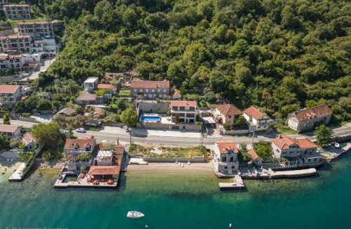 Donja Kostanjica Villa | Seafront Villa with Private Beach & Pool in Kotor Bay, Villa Viborg