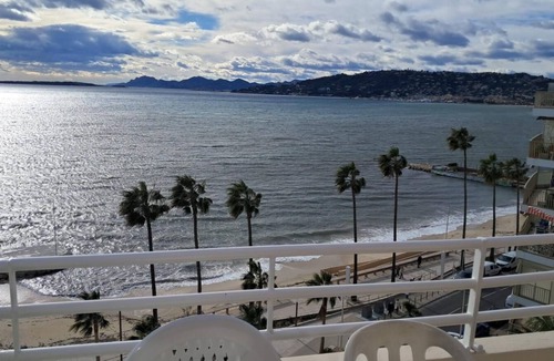 Juan-les-Pins Apartment | Seafront with feeric view top floor sleeps 4