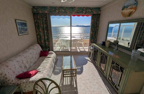 Juan-les-Pins Apartment | Seafront with feeric view top floor sleeps 4
