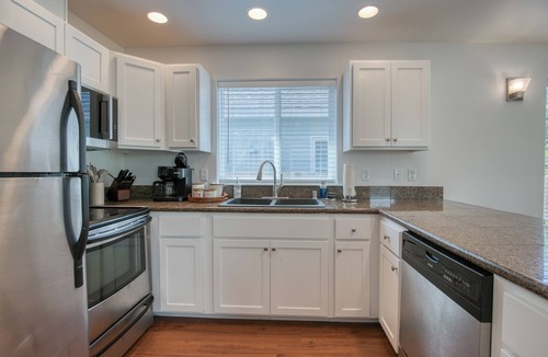 Pacific Beach Cottage | Seagulls Beach House: Hot Tub, Fire Pit & Steps to Beach