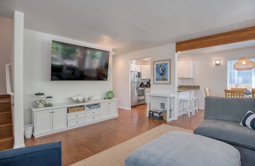 Pacific Beach Cottage | Seagulls Beach House: Hot Tub, Fire Pit & Steps to Beach
