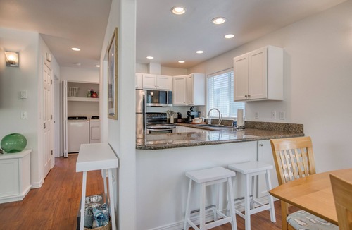 Pacific Beach Cottage | Seagulls Beach House: Hot Tub, Fire Pit & Steps to Beach
