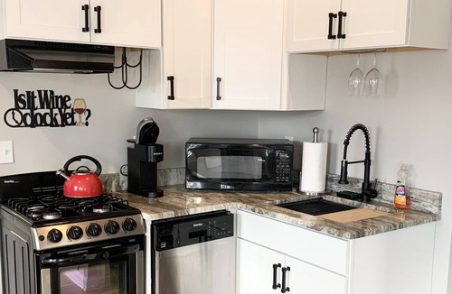 Mattapoisett Center Cottage | Seahorse Cottage- Walk to Beach