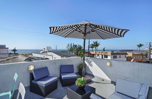 Old Towne Apartment | Seal Beach Private Guest Suite · 180° Ocean Views from Private Rooftop Deck