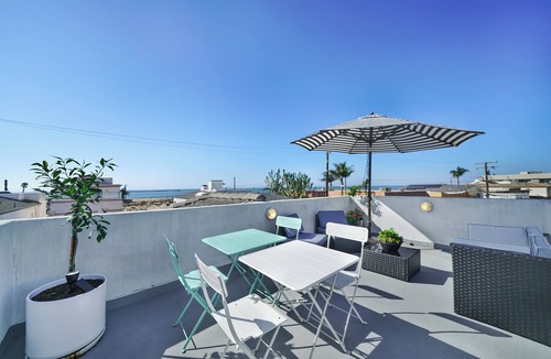 Old Towne Apartment | Seal Beach Private Guest Suite · 180° Ocean Views from Private Rooftop Deck