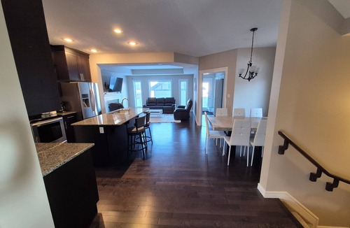 Griesbach House | Sean Comfy Home Modern Escape in Edmonton – Near Northgate