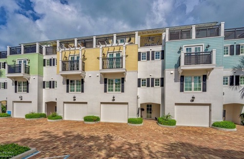 Historic Seaport House | *SEAPORT SENSATION @ OLD TOWN VILLAS* Condo & Pool + LAST KEY SERVICES.