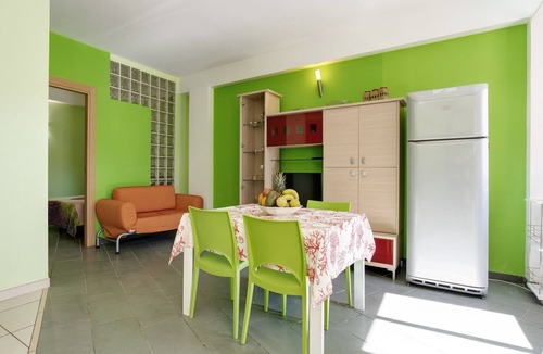 Reitani Apartment | Seaside Apartment with BBQ & Garden