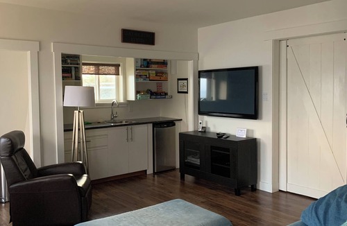 Regional District of Nanaimo House | Seaside bliss! 3-BR Beach House walk-on-waterfront. Ideal for family vacation.