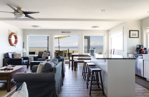 Regional District of Nanaimo House | Seaside bliss! 3-BR Beach House walk-on-waterfront. Ideal for family vacation.