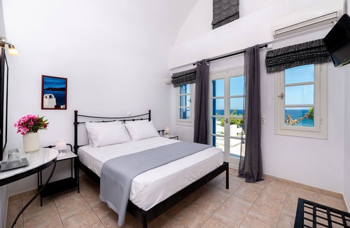 Kamari Hotel | Seaside Breeze