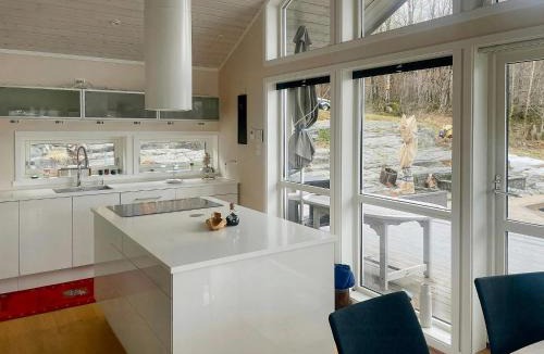 Eidsvag House | Seaside Cabin With Private Pier In Eidsvåg