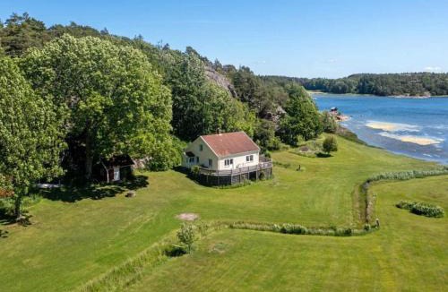 Stromstad House | Seaside Cottage with Balcony and Grill
