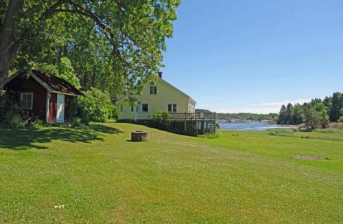 Stromstad House | Seaside Cottage with Balcony and Grill