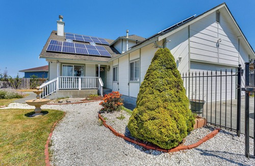 Eureka Cottage | Seaside Eureka Vacation Rental w/Bay Views!