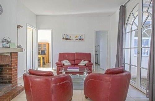 Sainte-Honorine-des-Pertes House | Seaside Escape for Families