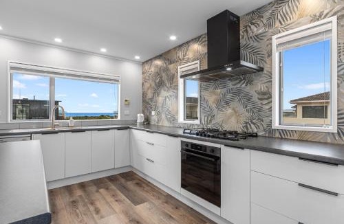 Ruakaka House | Seaside Getaway - Ruakaka Holiday Home