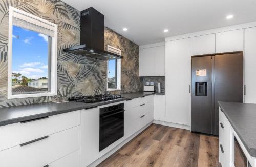 Ruakaka House | Seaside Getaway - Ruakaka Holiday Home
