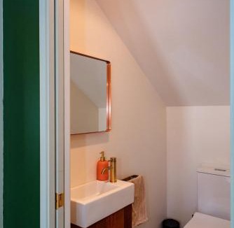Bowentown Apartment | Seaside Hideaway -close to beach with garden oasis