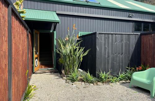 Bowentown Apartment | Seaside Hideaway -close to beach with garden oasis
