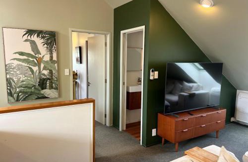 Bowentown Apartment | Seaside Hideaway -close to beach with garden oasis